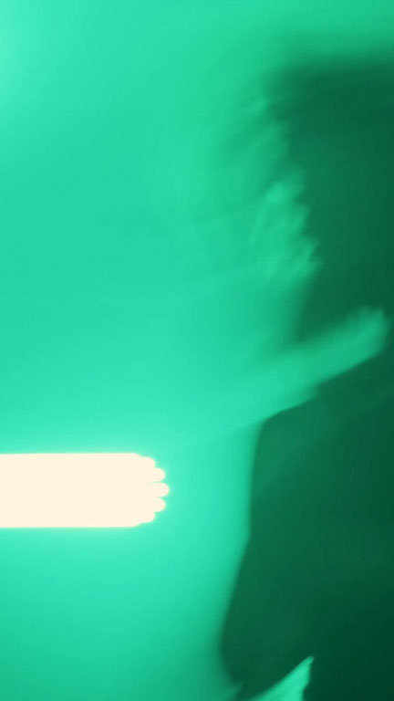 Photo floue d'une femme entourée de couleur verte.
