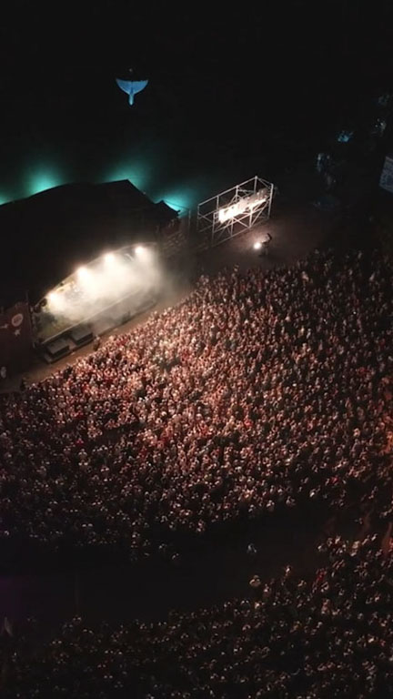 Photo vue du ciel de la scène du Festival Lac Noir de nuit