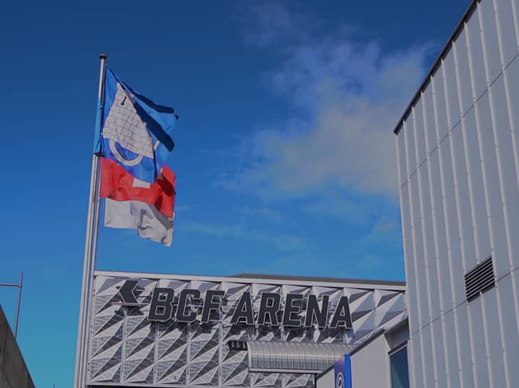 Photo de la BCF arena avec des drapeaux.